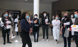 Mme Weber, Directrice des Affaires médicales, accuille les internes dans le hall du NHE